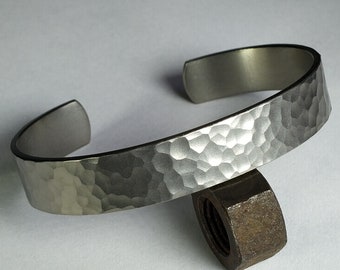 Handgehämmerte und haltbare Titan Armspange für Klasse 1.