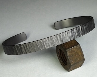 Handgehamerde reines Tantalarmband. Tantaler Sieraden. Heren Armbinde.