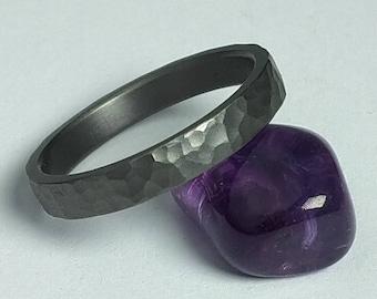 Handgehamerde 99,95% pure tantaalring. Tantaal trouwring. Tantaal-sieraden.