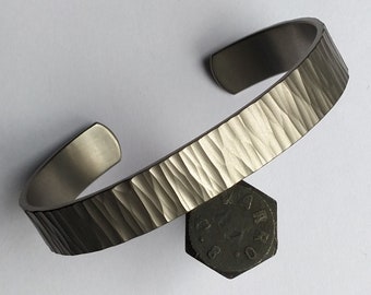 Handgehamerde titanium armband van klasse 1. Titanium sieraden. Heren sieraden.
