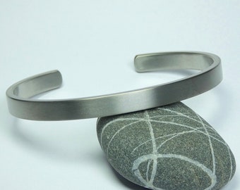 Stevige titanium armband van graad 2.