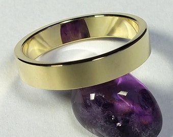 Stabiler Ehering aus 14K Gelbgold.