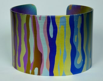 Armreif aus eloxiertem Titan grade 2 . Titan Schmuck.