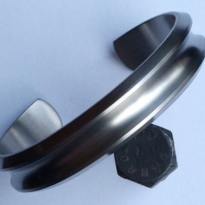 Brazalete resistente de titanio de grado 2. Joyería para hombre.