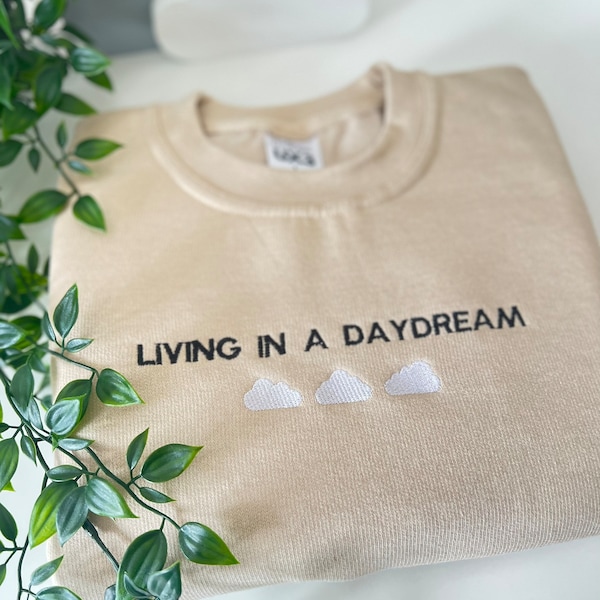 Living in a daydream besticktes Sweatshirt | lyrisch inspiriertes besticktes Sweatshirt | Vintage besticktes Sweatshirt | handgemachte Stickerei |