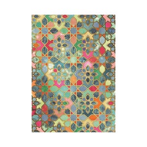 Peut inclure: Un motif géométrique coloré avec un design en mosaïque. Le motif présente diverses formes dans des tons de bleu, rose, orange, vert et jaune, soulignées d'or. Le design rappelle les carreaux traditionnels.