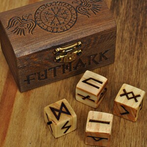 dados rúnicos para adivinación con caja de madera grabada con el vegvisir vikingo