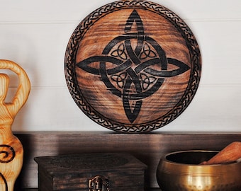 Pine wood plate engraved with the Witches&#39; Knot and Celtic triquettes. Protection Pagan Altar. Wicca decoration. Gift for witch.