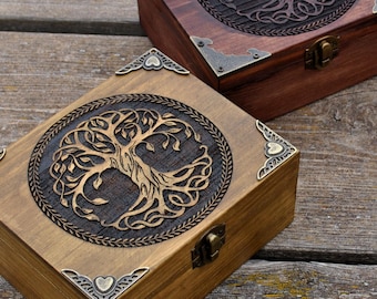 Schmuckkästchen „Baum des Lebens“ aus Holz mit schützenden Metallecken. Innen mit Fächern und einem Spiegel im Deckel. Personalisierbar.