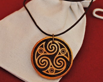 Collar de madera grabado con trisquel Celta. Amuleto de protección. Talismán de la suerte. Collar de bruja. Colgante personalizado