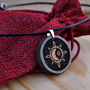 Pendentif soleil, lune et étoile. Bijoux en bois faits à la main. Cadeau pour elle et pour lui. Cadeau pour sorcière Wicca. Collier rond