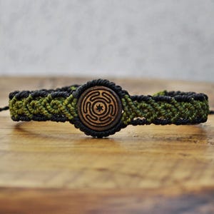 Pulseira de madeira e linha com a Roda de Hécate gravada. Joia artesanal. Pulseira ajustável. Presente personalizado para homens e mulheres.