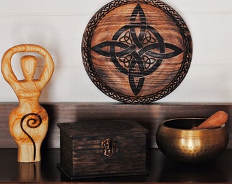 Pine wood plate engraved with the Witches' Knot and Celtic triquettes. Protection Pagan Altar. Wicca decoration. Gift for witch.