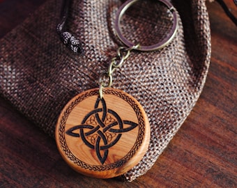 Witch knot, wooden keychain. Personalized gift for witch. Wiccan protection symbol. Gift for green witch