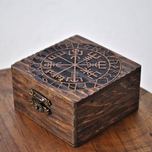 Vegvisir doosje gegraveerd met grenenhout. Gepersonaliseerd cadeau voor Vikings-fans. Klein trouwringendoosje. Runendoos. Juwelier