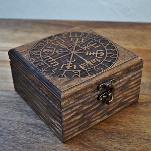 Vikingdoos gegraveerd met de Vegvisir omringd door de Futhark-runen, cadeau voor Vikingfans, gepersonaliseerde doos, vierkante houten sieradendoos