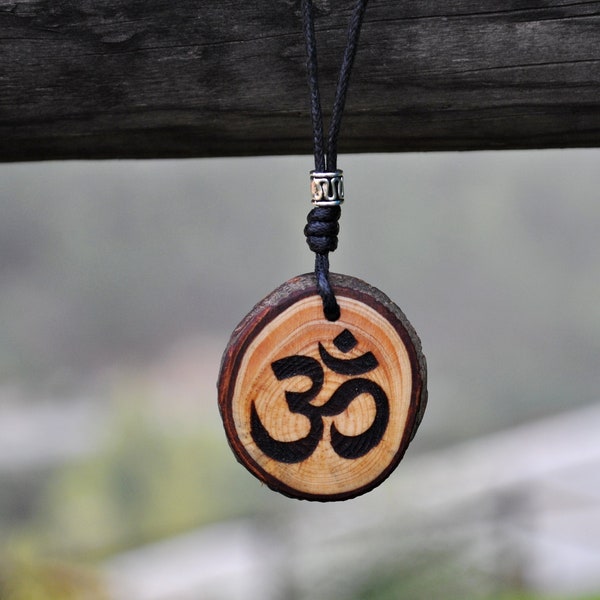 Om, pendentif en bois gravé. Symbole du yoga. Collier hindou. Bijoux durables faits à la main. Cadeau personnalisé pour hommes et femmes