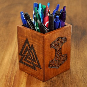 Pot à crayons en bois gravé avec les symboles vikings, cadeau de bureau de la mythologie, valknut, vegvisir, mjolnir, Croix des Trolls