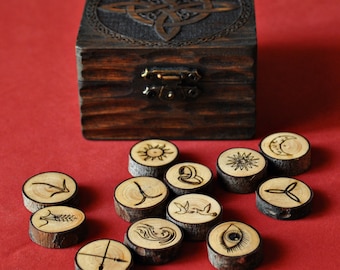 Runas de la Bruja de madera de pino con caja Nudo de Brujas. Adivinación. 13 runas Wicca. Regalo único para bruja verde