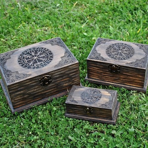 Vegvisir-Box und Wikingerkunst. Nordische Mythologie. Kunsthandwerkliche Schmuckschatulle im rustikalen Stil. Geschenk für Männer. Dunkelbraune geschnitzte Schachtel.