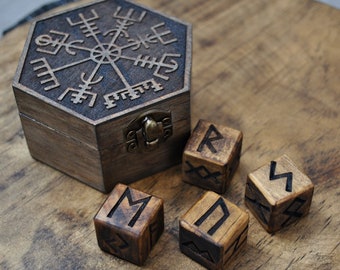 Nordische Runen, Würfel der älteren Futhark-Orakelrunen, 4 Holzwürfel mit den 24 eingravierten Runen und optional eine gravierte Vegvisir-Box.