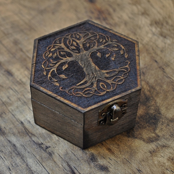 Arbre de vie, petite boîte hexagonale en bois. Boîte à runes de la mythologie celtique, boîte à bijoux, boîte à alliances, cadeau sorcière