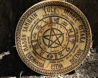 Wiccan wheel of the year, pentagram engraved on pine wood plate. Pagan altar element. Gift for green witch. Wicca Home Decoration