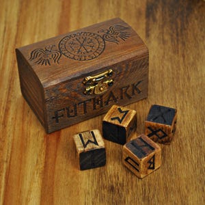 dados rúnicos para adivinación con caja de madera grabada con el vegvisir vikingo