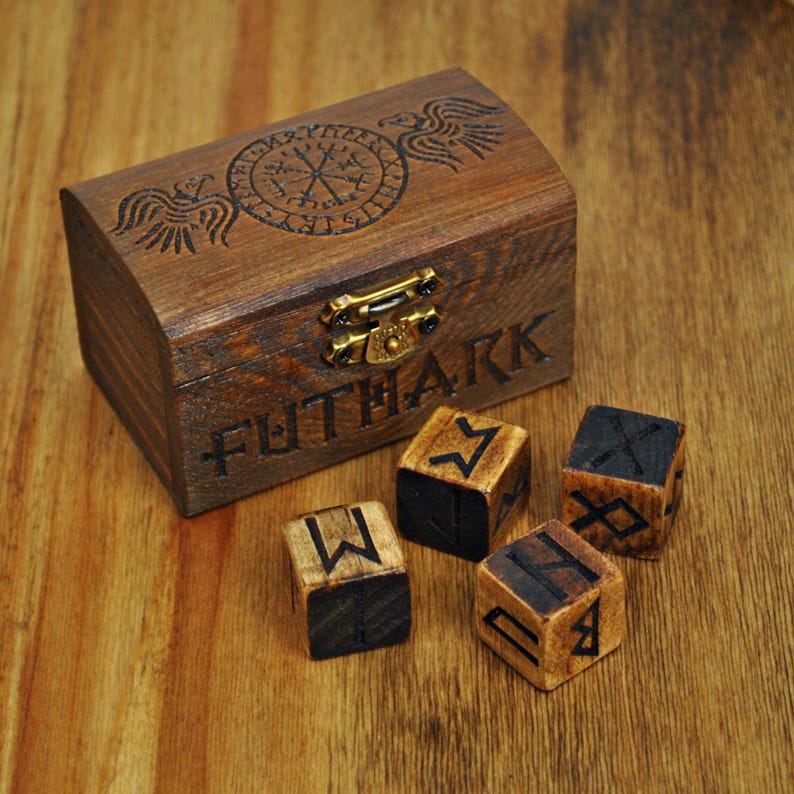 dados rúnicos para adivinación con caja de madera grabada con el vegvisir vikingo