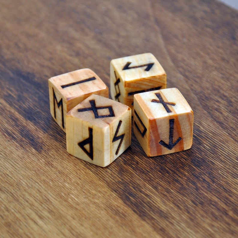 dados rúnicos para adivinación con caja de madera grabada con el vegvisir vikingo