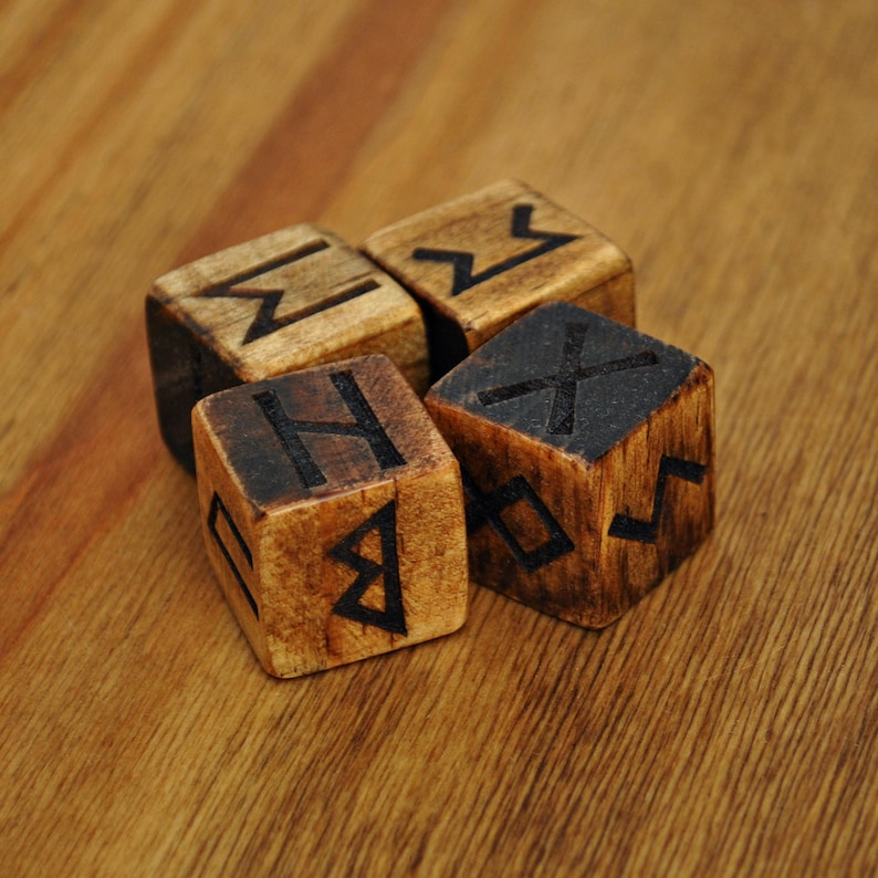 dados rúnicos para adivinación con caja de madera grabada con el vegvisir vikingo