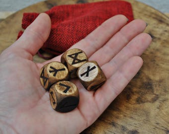 Runy nordyckie, kostki runiczne do wróżenia, starszy futhark, 4 drewniane kostki z 24 runami grawerowanymi laserowo, prezent dla wikingów