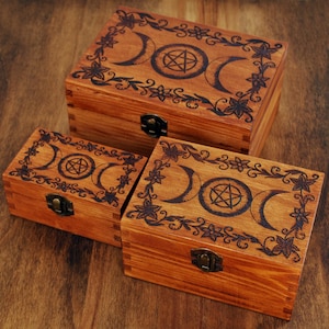 Coffret en bois triple lune et pentacle, coffret à bijoux artisanal gravé avec texte, protection d'autel païen, cadeau personnalisé