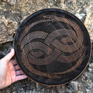 Trätallrik graverad med den oändliga Ouroboros, ormen som biter sig i svansen – keltisk/vikinginsk dekoration för altare, bord eller vägg.