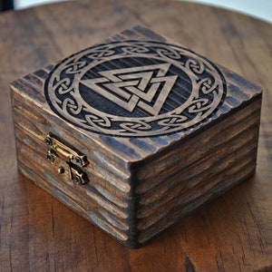 Viking Valknut doosje van hout, gekleurd en gesneden. Trouwringdoos, dobbelsteendoos, runendoos, sieradendoos. Cadeau voor Vikings-fan