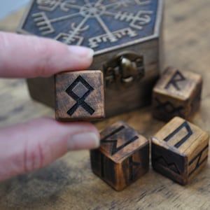 dados rúnicos para adivinación con caja de madera grabada con el vegvisir vikingo