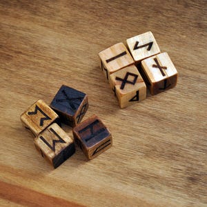 dados rúnicos para adivinación con caja de madera grabada con el vegvisir vikingo