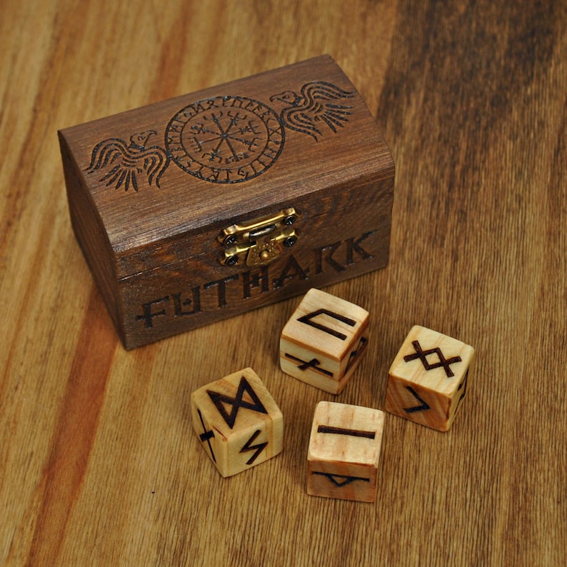 dados rúnicos para adivinación con caja de madera grabada con el vegvisir vikingo