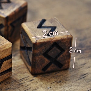dados rúnicos para adivinación con caja de madera grabada con el vegvisir vikingo