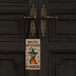 Cartel para puerta "Brujita Estudiando No molestar". Regalo para habitación de chica. Regalo universitaria. Regalo cumpleaños para amiga