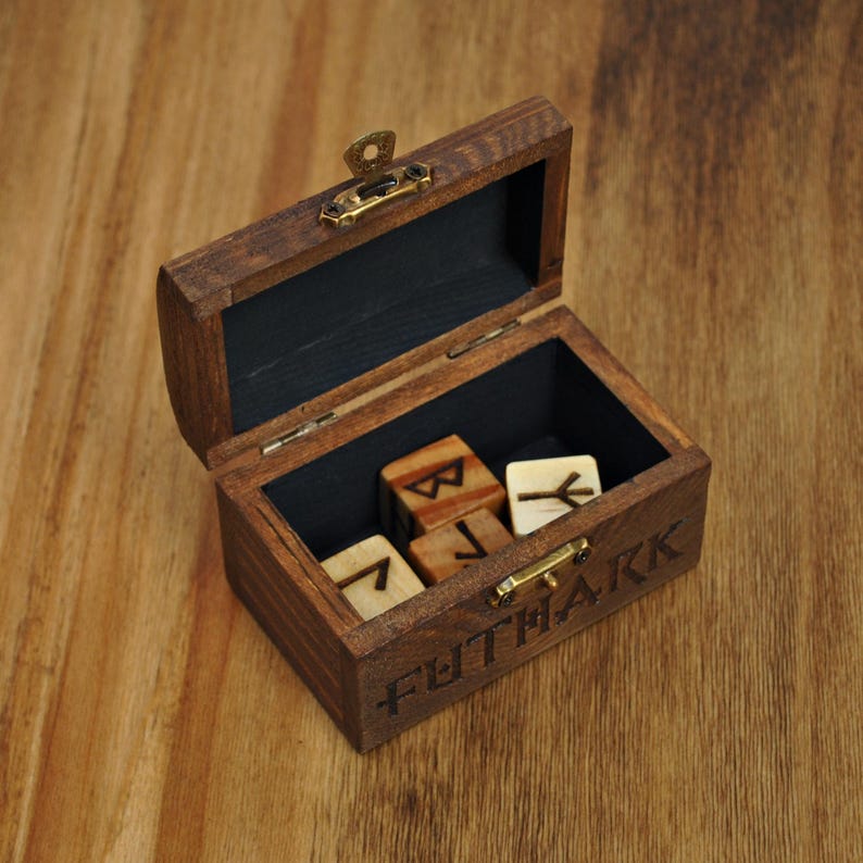 dados rúnicos para adivinación con caja de madera grabada con el vegvisir vikingo