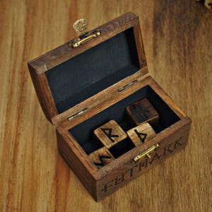 dados rúnicos para adivinación con caja de madera grabada con el vegvisir vikingo