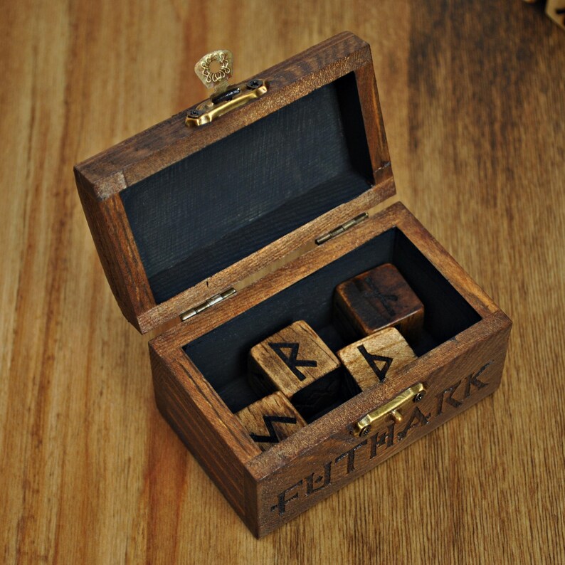 dados rúnicos para adivinación con caja de madera grabada con el vegvisir vikingo