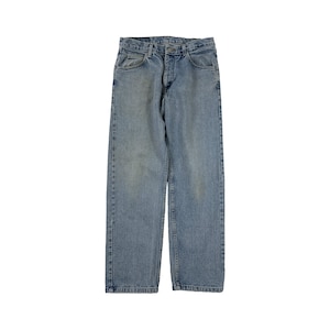 Può includere: Un paio di jeans in denim blu chiaro con un taglio dritto classico.