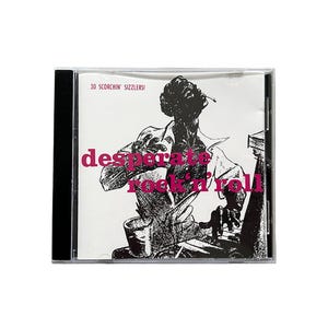 Op de afbeelding: Een cd-hoesje met een zwart-wit illustratie van een persoon die piano speelt. De tekst "30 Scorchin' Sizzlers!" staat bovenaan en "desperate rock n' roll" in roze in het midden.