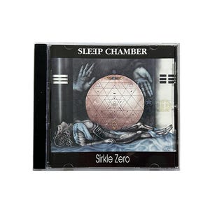 Op de afbeelding: Een cd-hoesje met het album "Sirkle Zero" van Sleep Chamber. De hoes bevat een geometrisch ontwerp, handen en een figuur. De teksten "SLEEP CHAMBER" en "Sirkle Zero" zijn zichtbaar. De hoes is van transparant plastic.