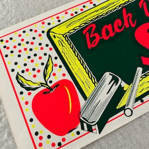 Letrero publicitario original vintage de la tienda DayGlo de los años 50: OFERTA DE VUELTA AL COLE. Póster vintage. 12 x 30 pulgadas. Gráfico de pizarra. Tipografía genial.