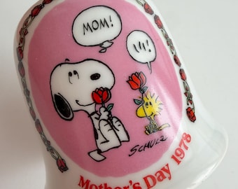 Adorable Vintage Mother's Day 1978 PEANUTS Snoopy and Woodstock Ceramic Porcelain Bell "MOM!" - Schmid - Charles Schulz - Japan