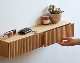 Fluted entryway shelf with drawers, made of oak