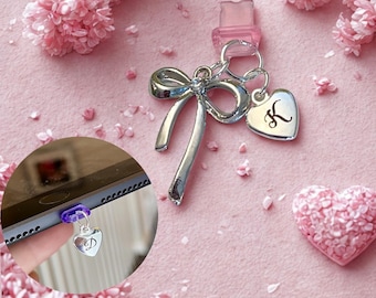 Colgante para teléfono con inicial personalizada, colgante redondo o en forma de corazón grabado y tapón antipolvo con lazo.